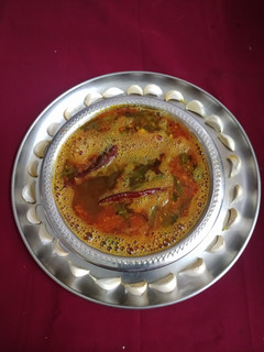 *ரெஸ்டாரன்ட் ஸ்டைல், பூண்டு ரசம்*(restaurant style garlic rasam recipe in tamil) செய்முறை முக்கிய புகைப்படம்