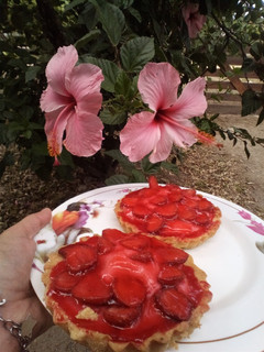 Una foto de Tartaletas de frutilla y gelatina