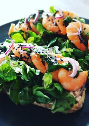 Une photo de Tartine fromagère crevette mâche sésame