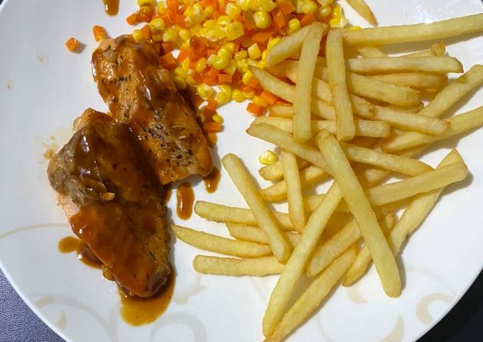 Salmon steak with brown sauce