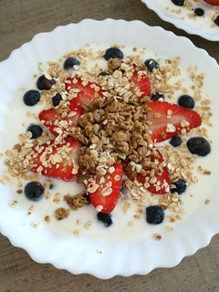 Una foto de Yogur con Frutas y Cereales🍓