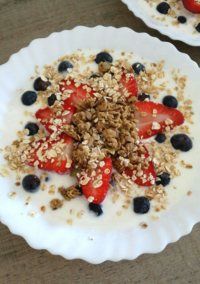 Una foto de Yogur con Frutas y Cereales🍓