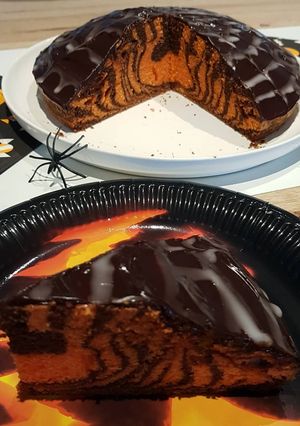 Une photo de Gâteau zébré d'Halloween et son glaçage toile d'araignée