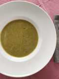 Sopa de chile poblano y pistache