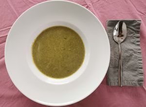 Una foto de Sopa de chile poblano y pistache