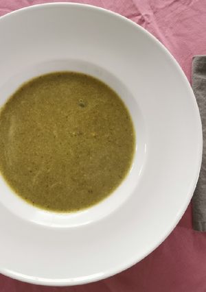 Una foto de Sopa de chile poblano y pistache