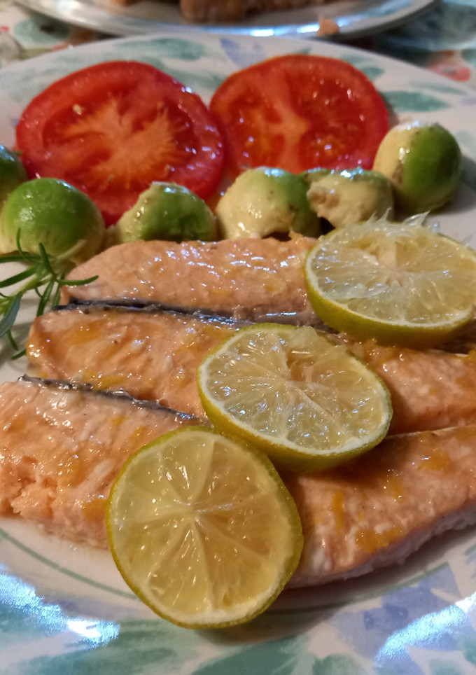 Una foto de Salmón a la lima