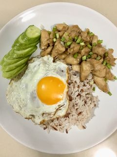รูปของ “สันในไก่กระเทียมพริกไทย+ไข่ดาว”