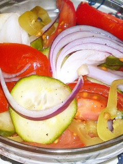 Nyári vegyes zöldséges saláta recept fotója