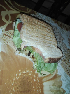 Una foto de Sándwich vegetaliano! Almuerzo rápido y fácil 😜