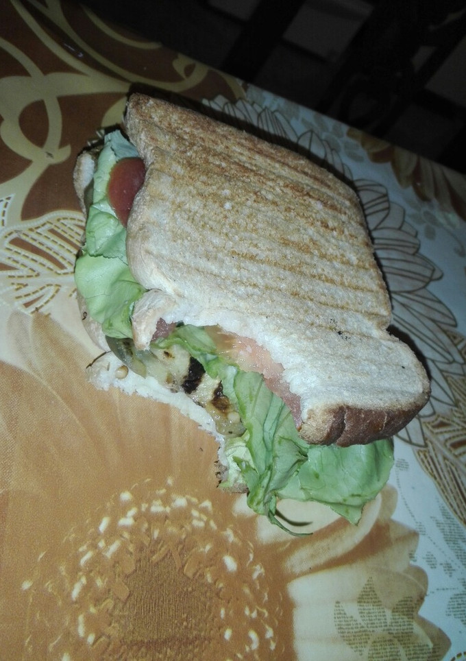 Una foto de Sándwich vegetaliano! Almuerzo rápido y fácil 😜