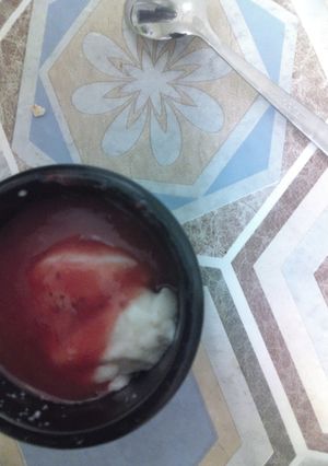 Una foto de Cuajada casera, con mermelada de fresa casera