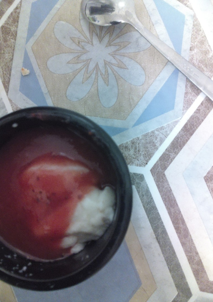 Una foto de Cuajada casera, con mermelada de fresa casera