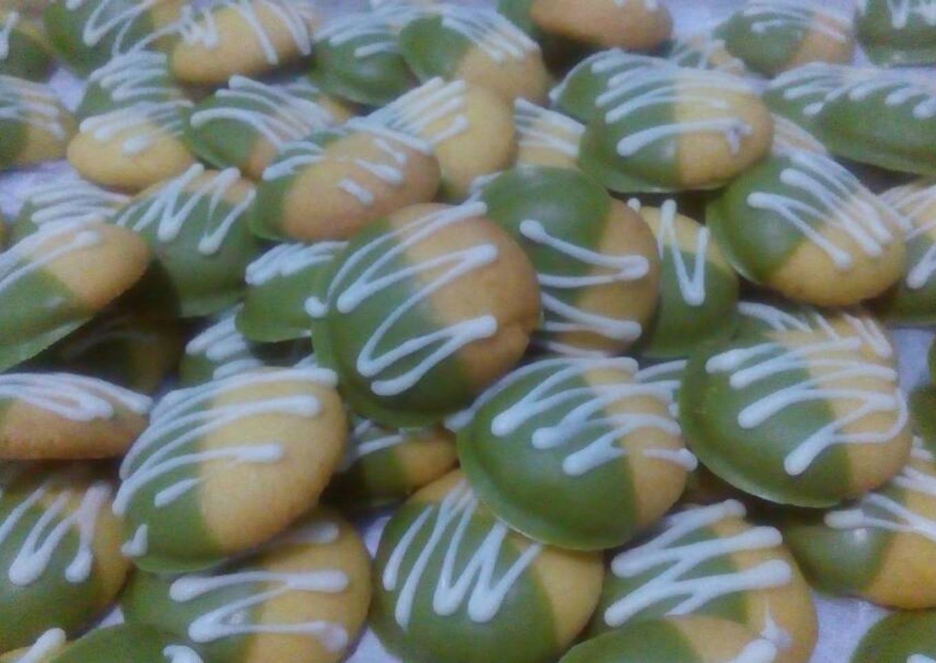 Kombinasi sarapan dengan cokelat dan teh hijau