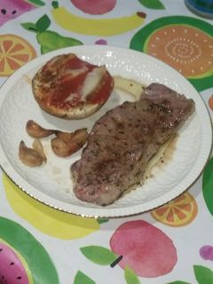 Una foto de Ternera con patatas y ajos