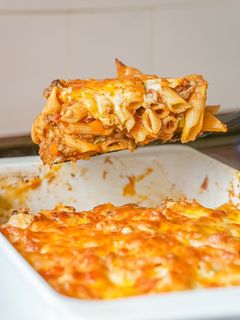 Una foto de Macarrones boloñesa gratinados