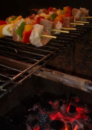 Una foto de Brochettes mixtos a las brasas