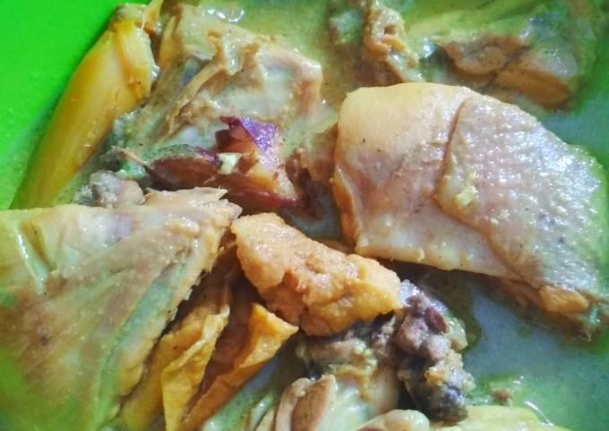 Opor ayam bumbu kuning