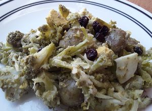 Una foto de Ensalada🥗 de brócoli🥙🍳🥦🌰🍇🥔🤔