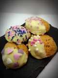 Galletas con mermelada de fresa y chocolate blanco