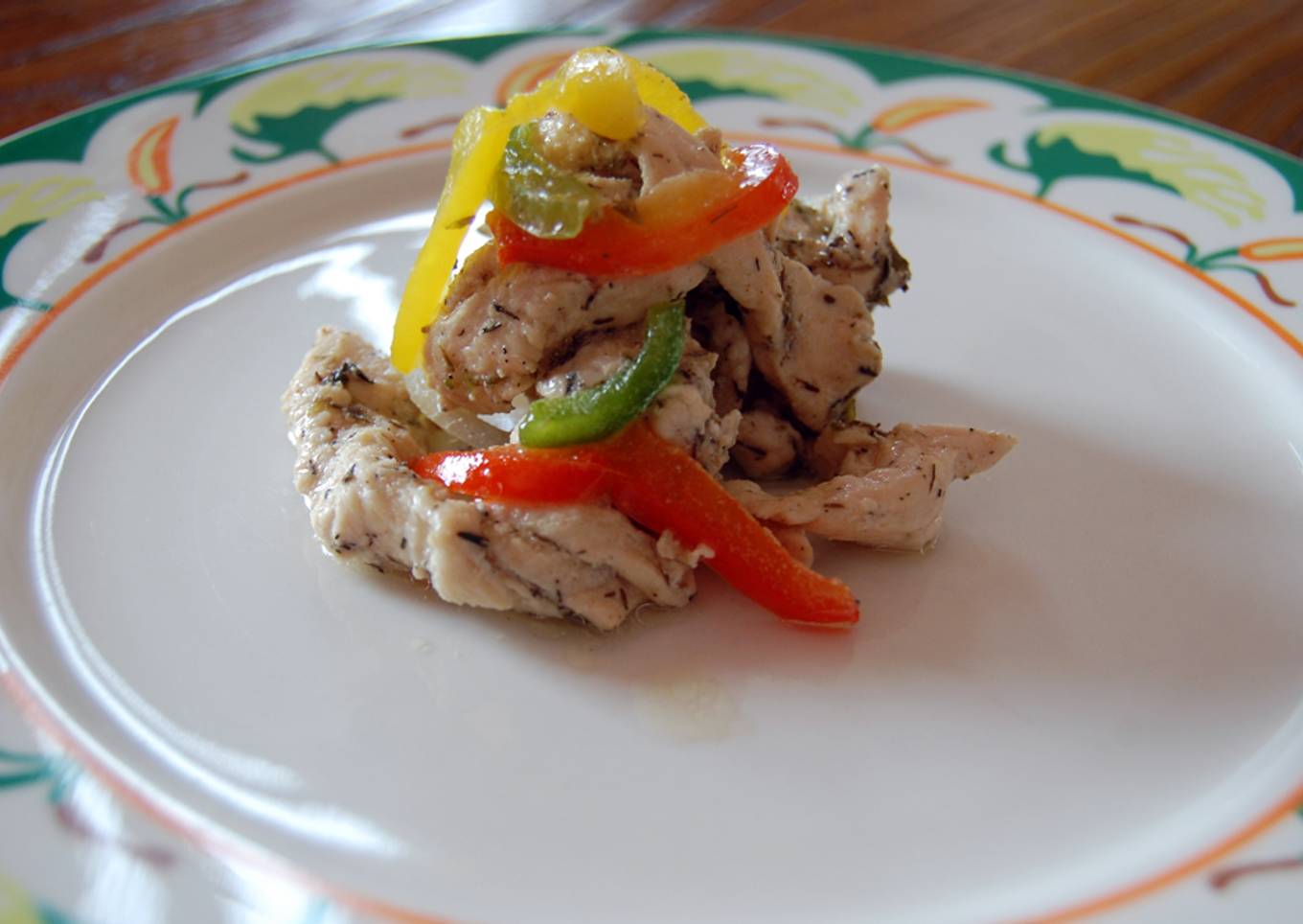 Tiras de pollo a los tres pimientos
