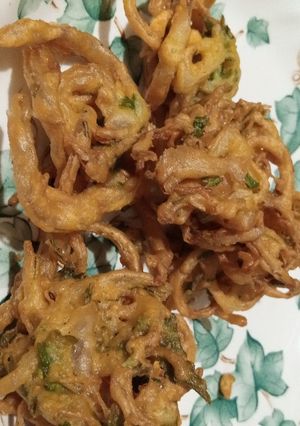 A picture of Piyaz ke pakoray.