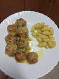 Albóndigas de cerdo en salsa verde con ñoquis