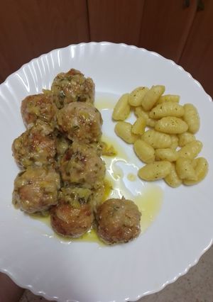 Foto principal de Albóndigas de cerdo en salsa verde con ñoquis