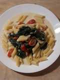 Penne mit Spinat und Kirschtomaten