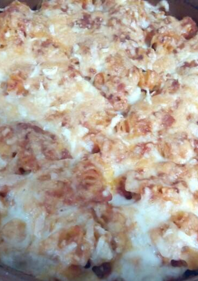 Una foto de Pasta con atún, huevo y tomate