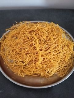 તીખી સેવ (Tikhi Sev Recipe In Gujarati) રેસીપી મુખ્ય ફોટો