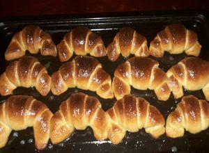 Una foto de 🥐Medialunas dulces rápidas sin hojaldre 🥐