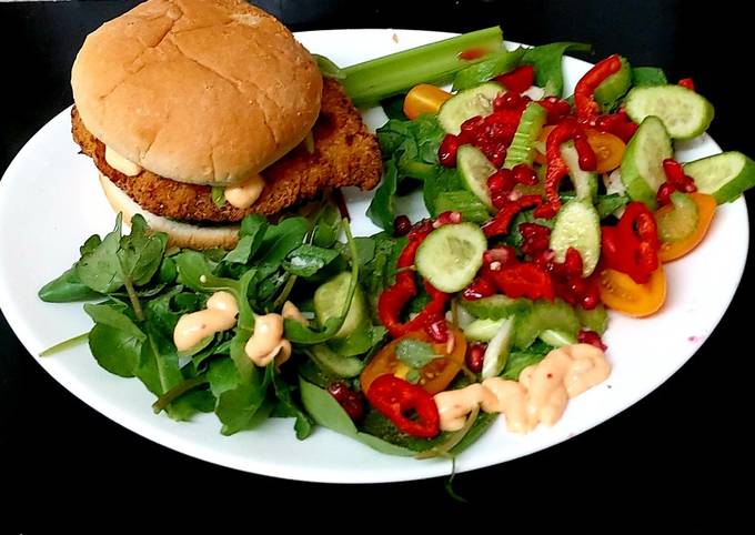 My Southern Fried Chicken Burger with a tasty Salad 😁