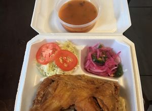 Una foto de Pollo con tajadas