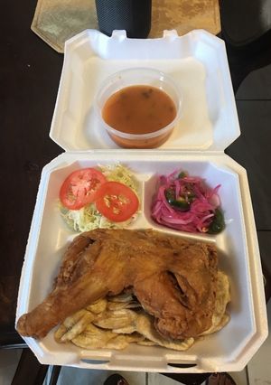 Una foto de Pollo con tajadas