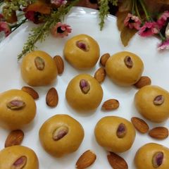 A picture of Besan kay laddu.