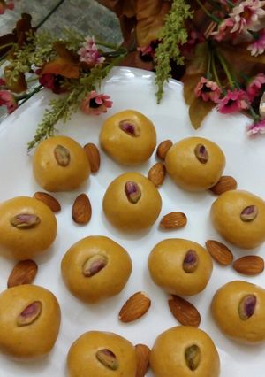 A picture of Besan kay laddu.