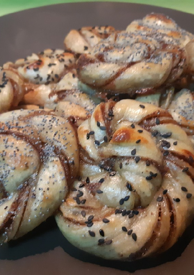 Una foto de Bollitos de cardamomo y canela