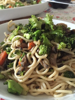 Una foto de Noodles con brócoli, champiñón y zanahoria