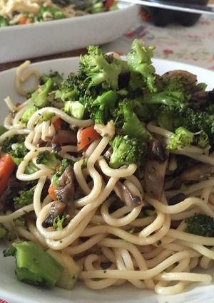 Foto principal de Noodles con brócoli, champiñón y zanahoria