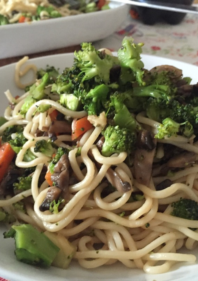 Una foto de Noodles con brócoli, champiñón y zanahoria