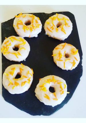 Une photo de Des donuts vegan au four à l'orange