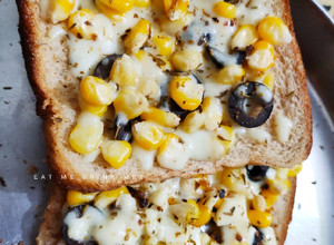 A picture of Cheese Corn bread pizza.