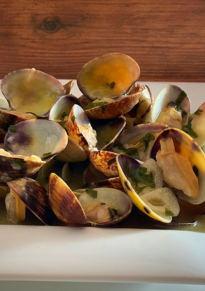 Una foto de Almejas en salsa verde