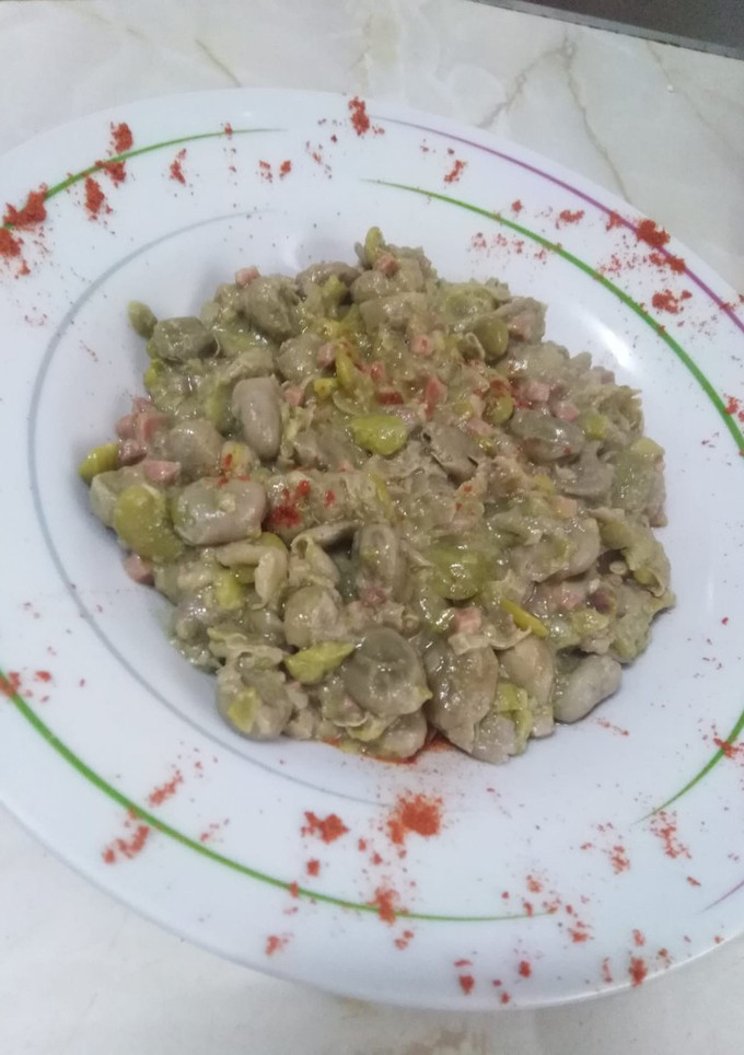 Una foto de Habas fritas con cebolletas y jamón