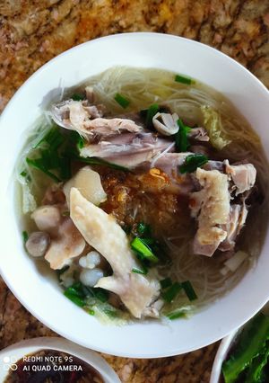 Hình của món Bún gạo gà và nấm rơm.