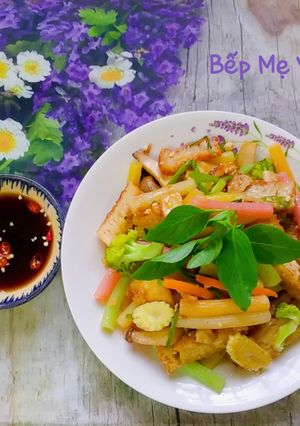Hình của món Nui xào nấm,chả cá,đậu hủ và rau củ.