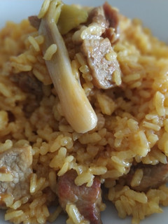 Una foto de Paella de secreto ibérico y ajetes