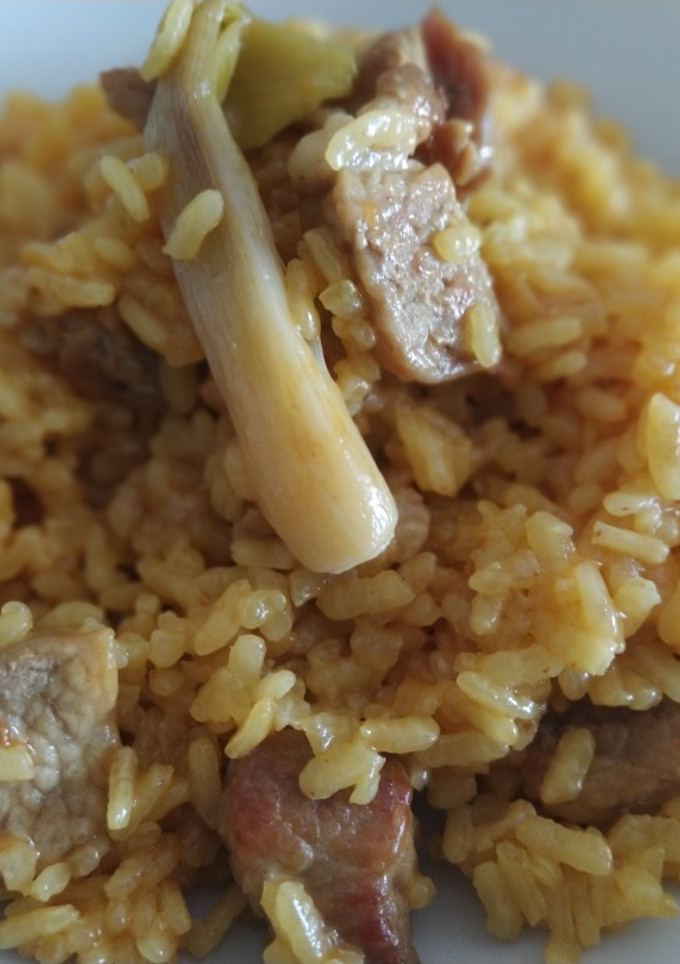 Una foto de Paella de secreto ibérico y ajetes