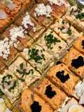 Surtido de canapés con pan de molde